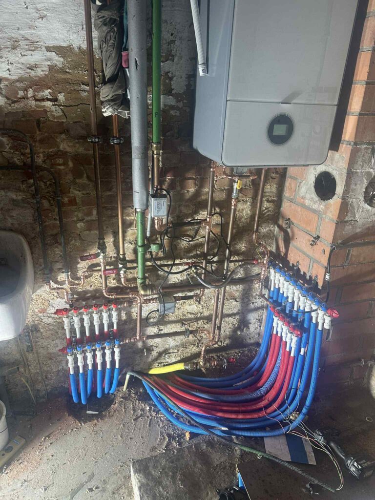 Volledig nieuw leidingwerk tijdens een totaalrenovatie.